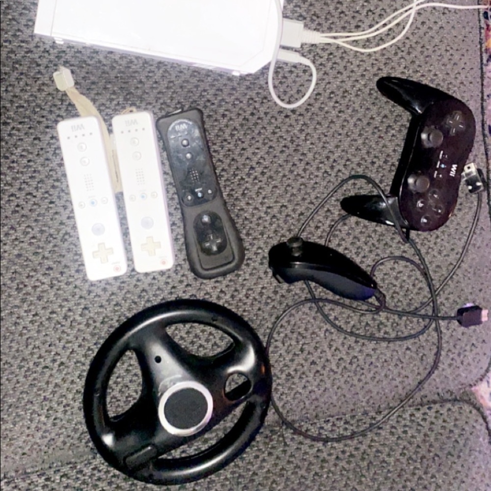 wii bundle, comes with 4+ accessories/controllers read desc